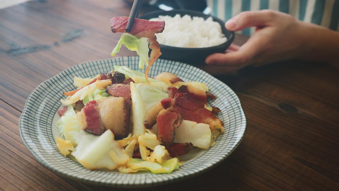 腊肉炒包菜的做法