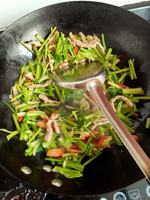 芹菜炒肉的新方法（这样炒出来的芹菜脆，肉丝嫩滑）的做法 步骤5