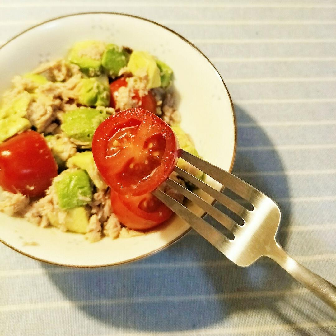基础但靠谱的金枪鱼牛油果沙拉