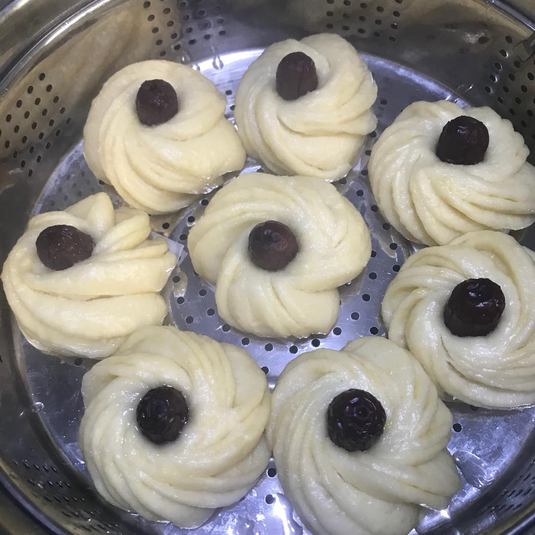 松软百褶蜜枣花卷