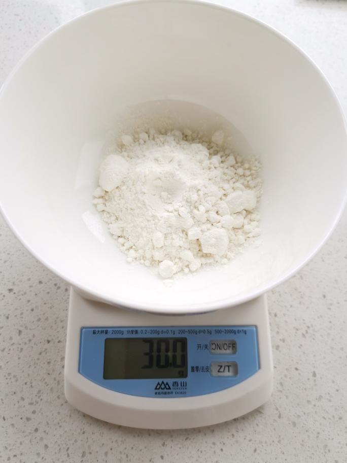 厨房秤量取30g低筋面粉备用将香蕉压成泥备用,不用太细,有点颗粒感更