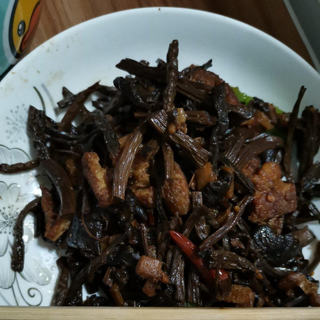 五花肉焖茶树菇