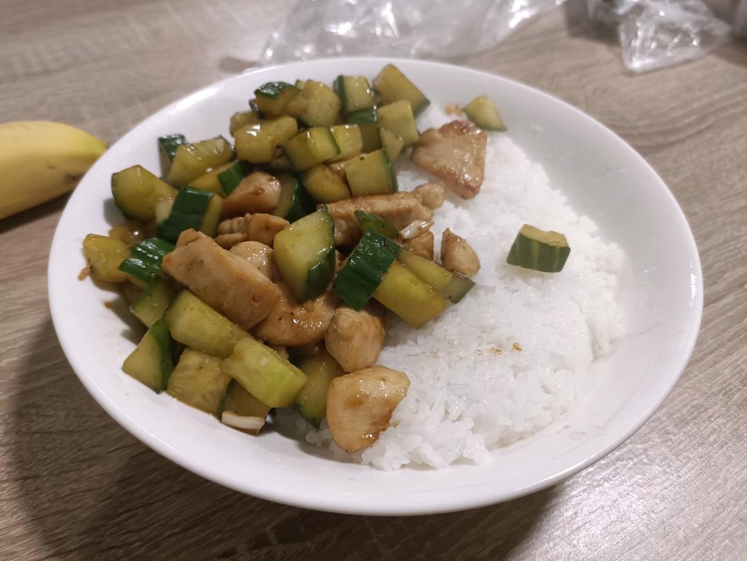 清爽好吃！低脂美味～黄瓜炒鸡胸肉丁