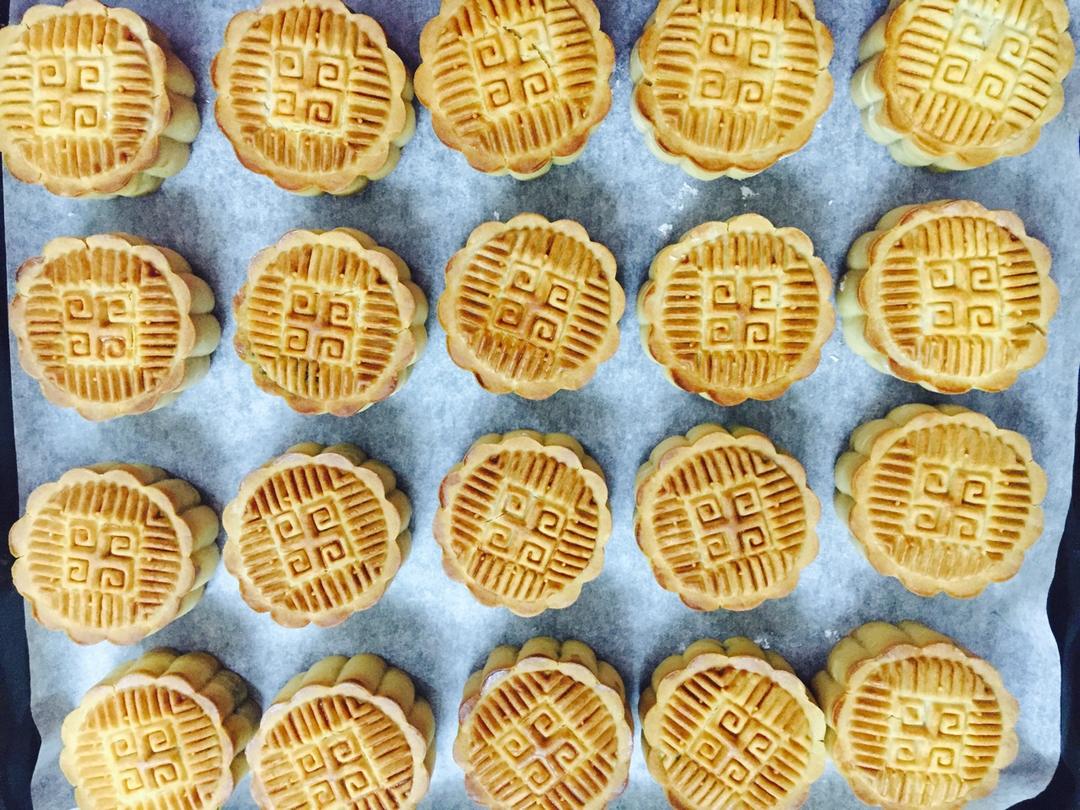 广式月饼—蛋黄莲蓉月饼