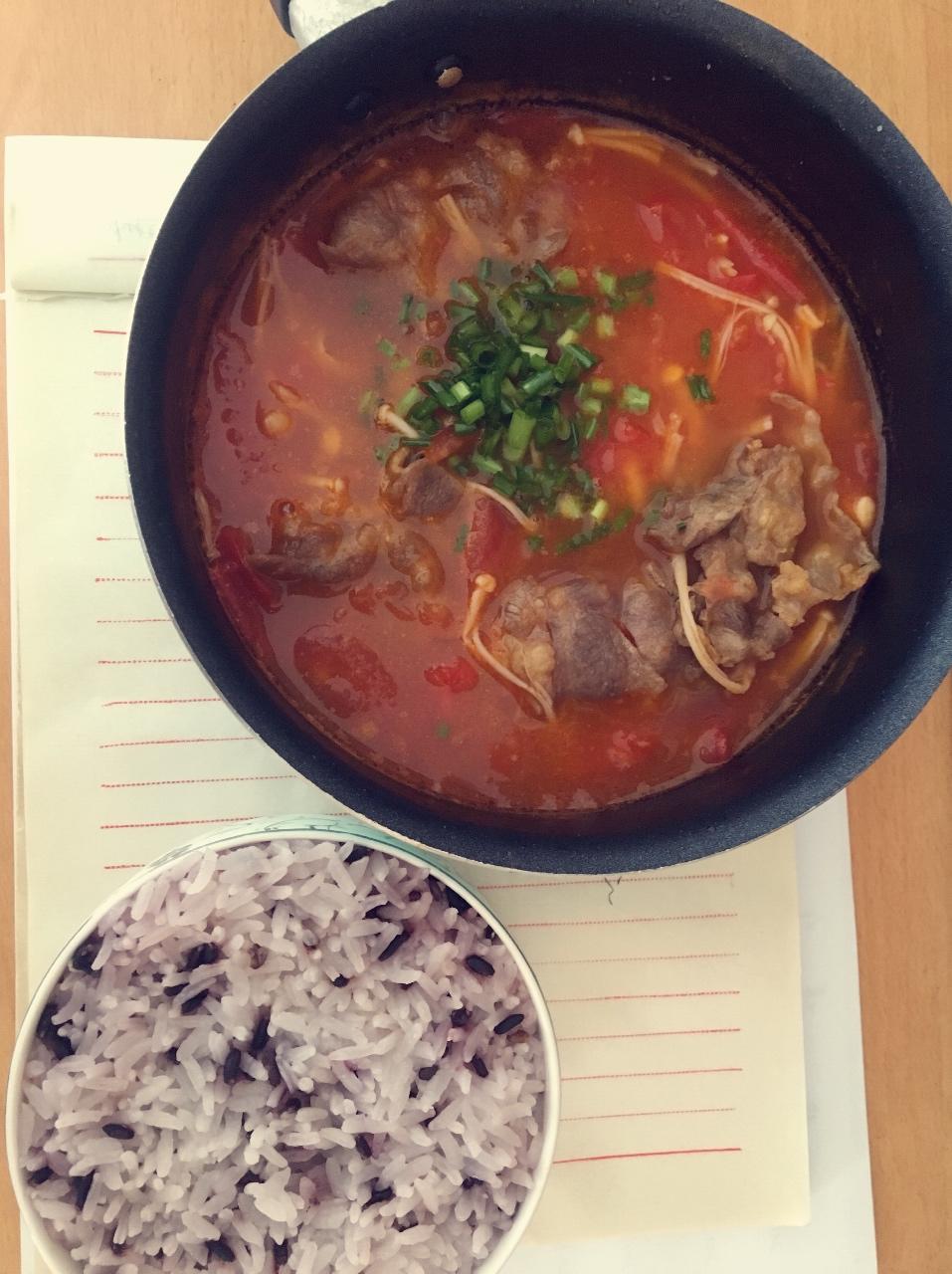 金针菇肥牛番茄锅