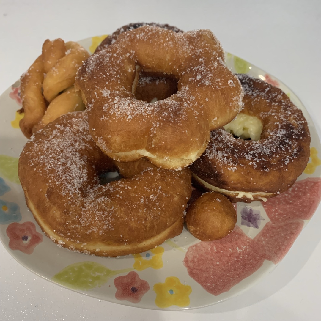 好吃到哭泣的甜甜圈VANILLA CREAM-FILLED DOUGHNUTS