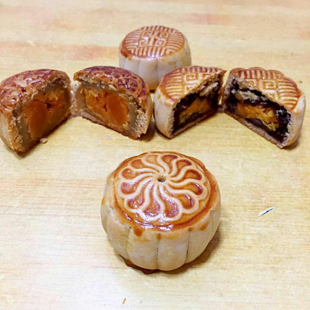 广式月饼—蛋黄莲蓉月饼