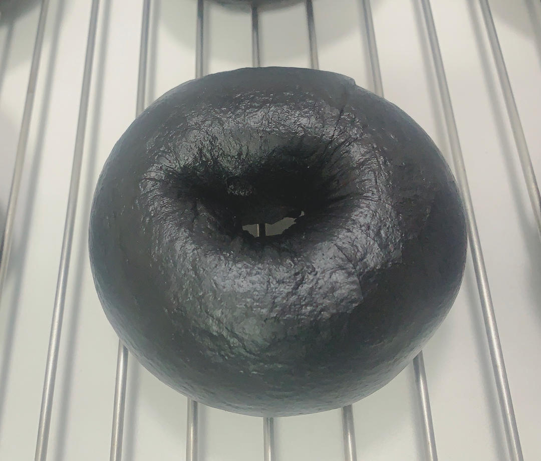 黑不溜秋的金枪鱼玉米竹炭贝果