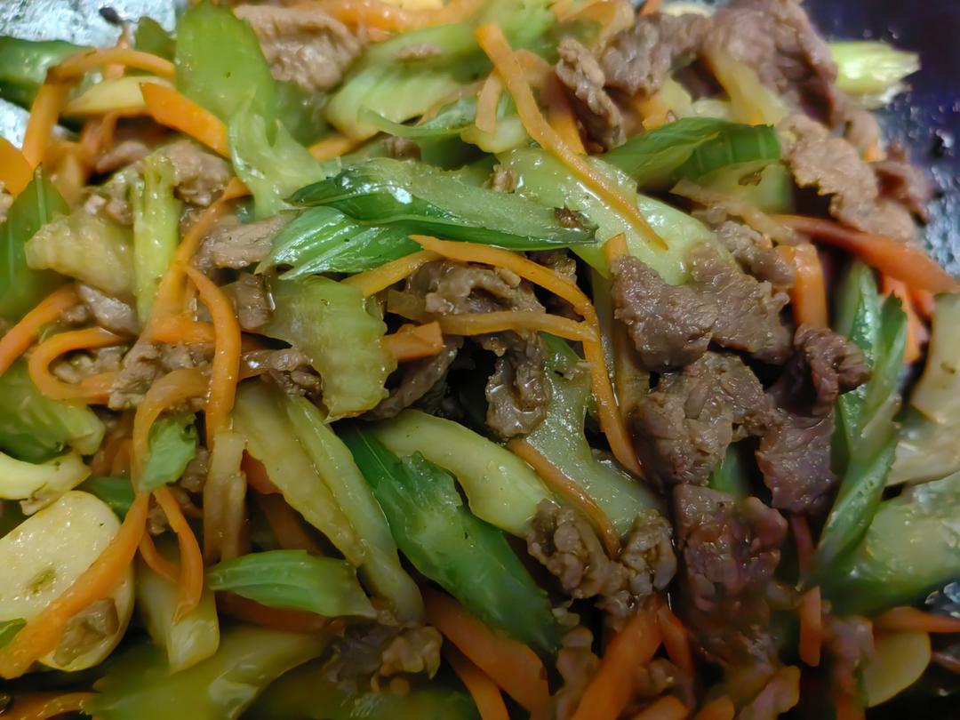 牛肉炒芹菜(不老不柴嫩滑多汁)