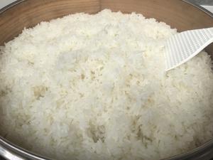 蒸笼蒸饭，粒粒分明！㊙️最好吃的大米饭做法！的做法 步骤3