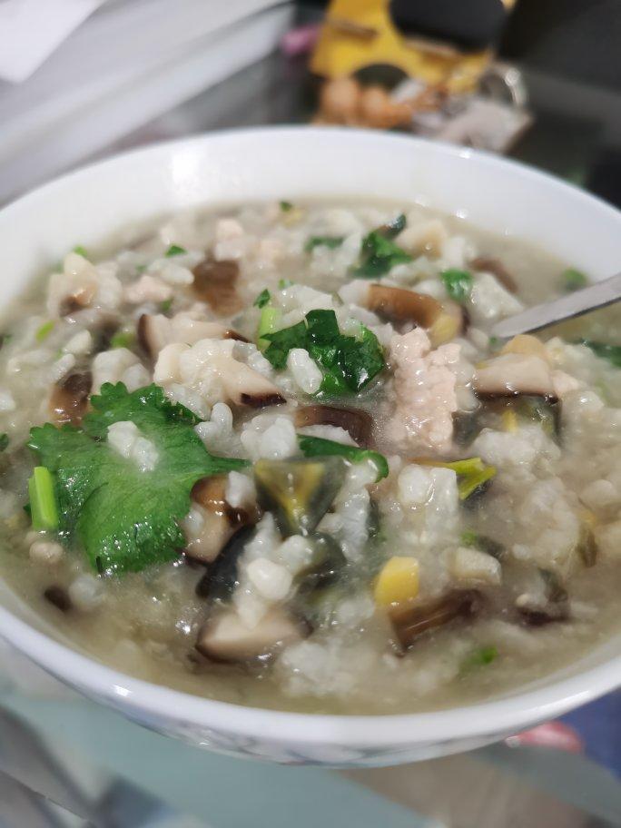 妈妈👩教我做的皮蛋瘦肉粥🥣简单快捷美味😋