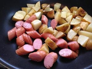 酥脆的煎薯角香肠(＾ｰ^)ノ简单早餐的做法 步骤5