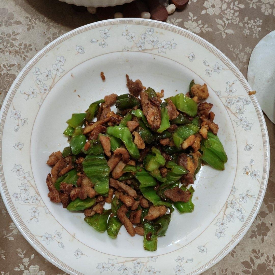 青椒肉丝，这样炒太好吃了。