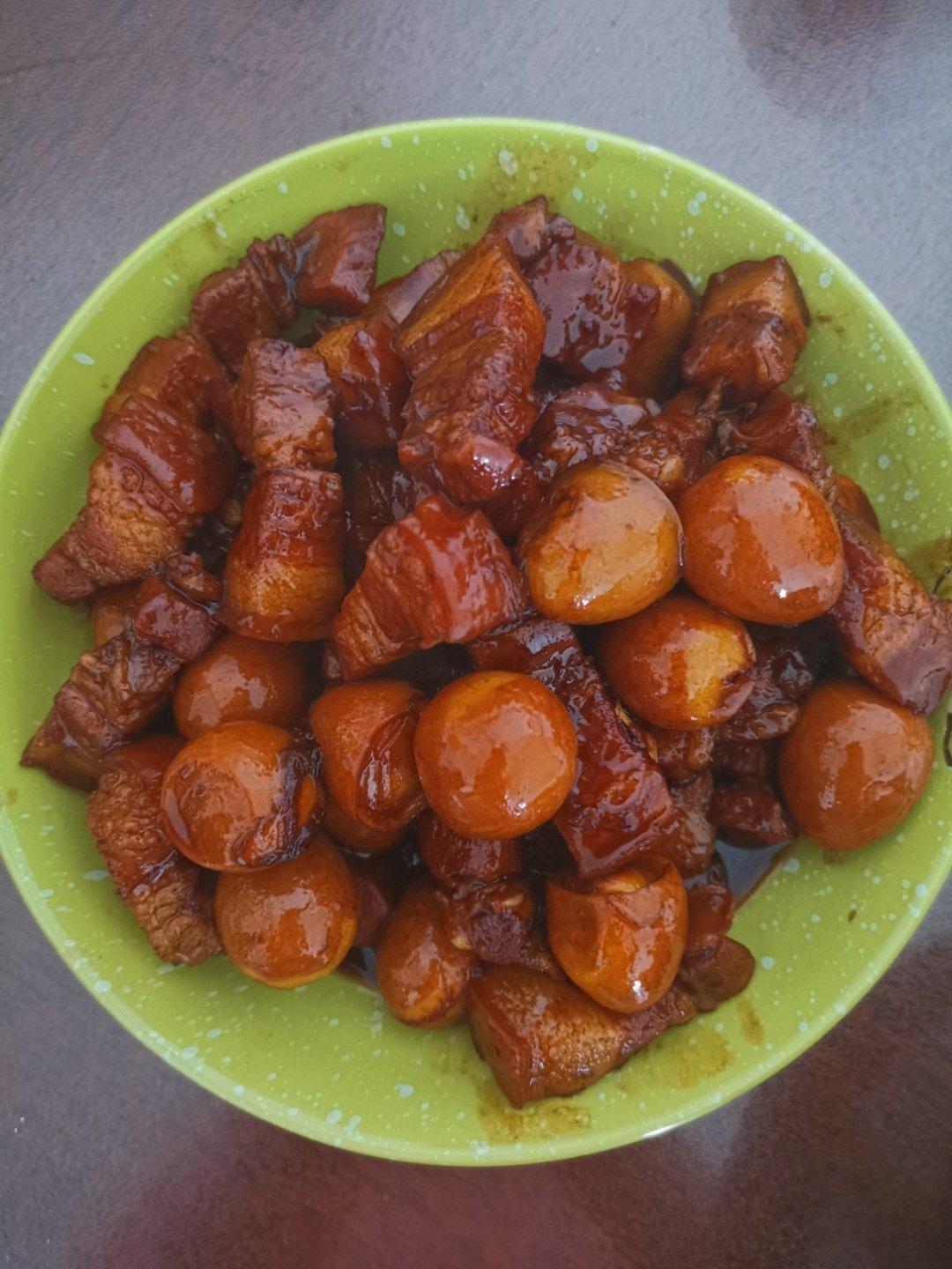 加了鹌鹑蛋后，这盘红烧肉，美味的逆天啦——鹌鹑蛋烧肉（孔瑶食谱）