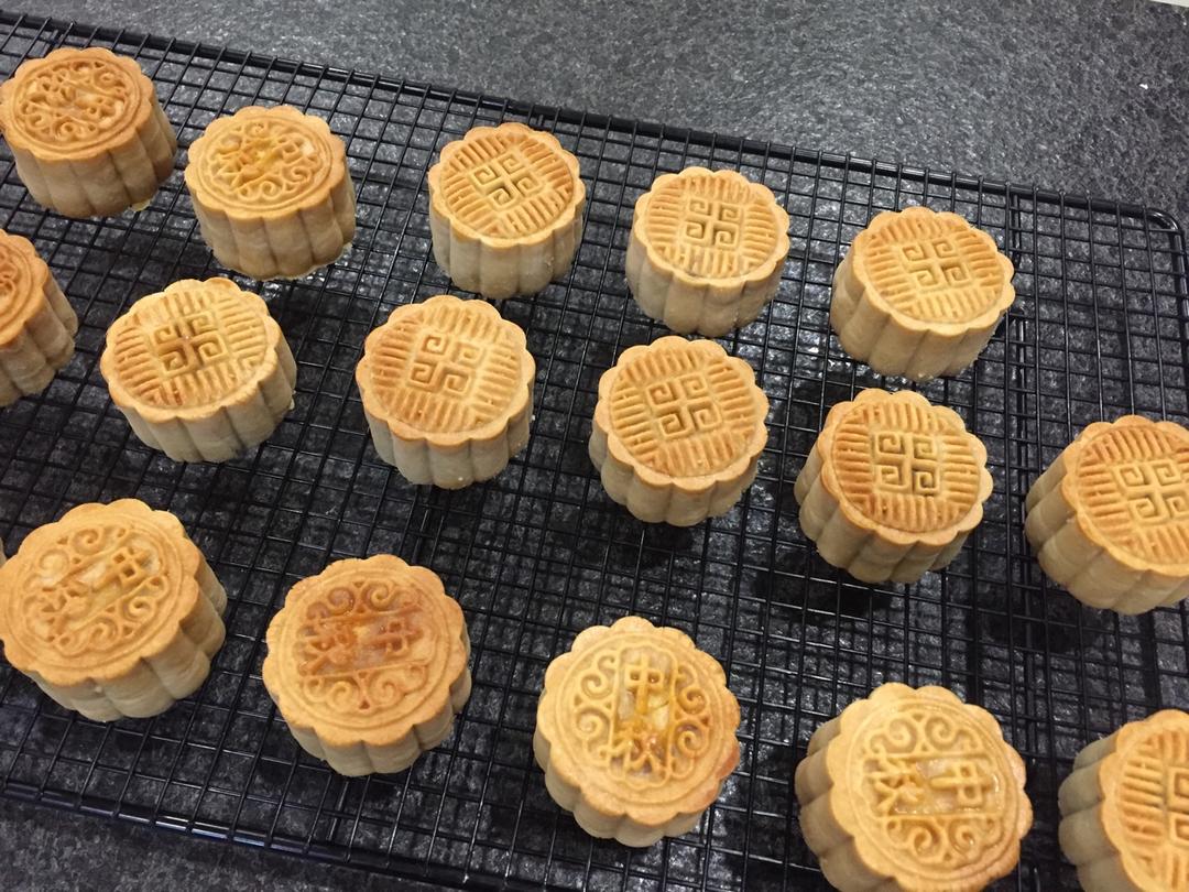 广式月饼—蛋黄莲蓉月饼