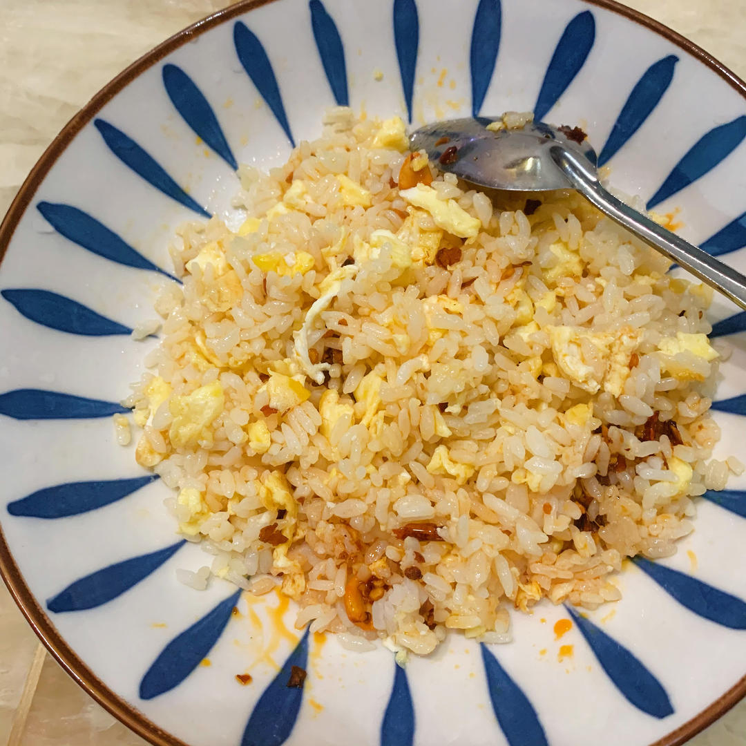 老干妈蛋炒饭(教你如何处理隔夜饭)