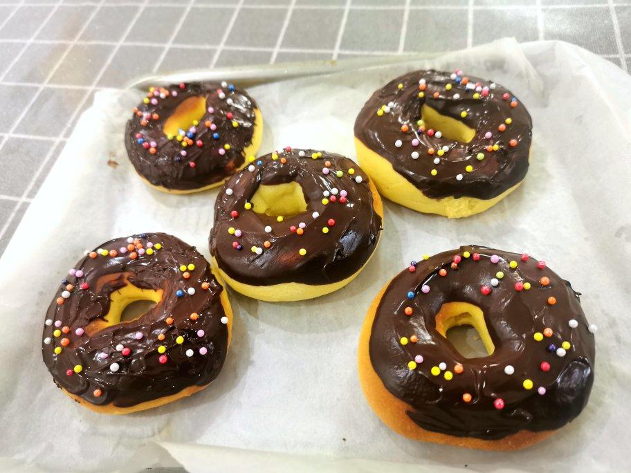 🍩超快手一小时低糖无需烤箱的甜甜圈（详细视频）
