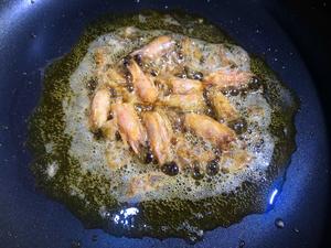 橄榄油浸蒜头虾（西班牙小食）的做法 步骤2
