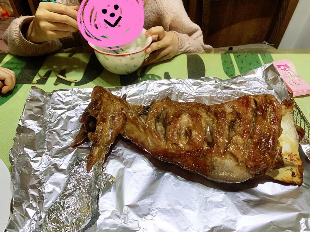 把整个大羊腿丢入烤箱，出锅真是太香了，20年的经验和配方，外焦里嫩