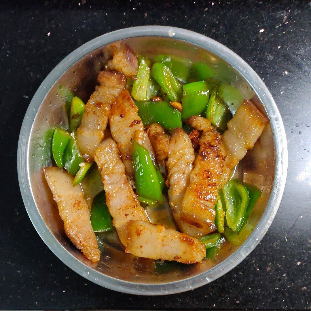 家常青椒干煸五花肉