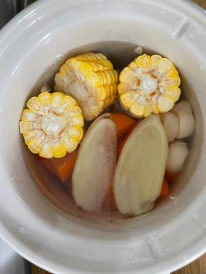 玉米马蹄排骨汤的做法 步骤3