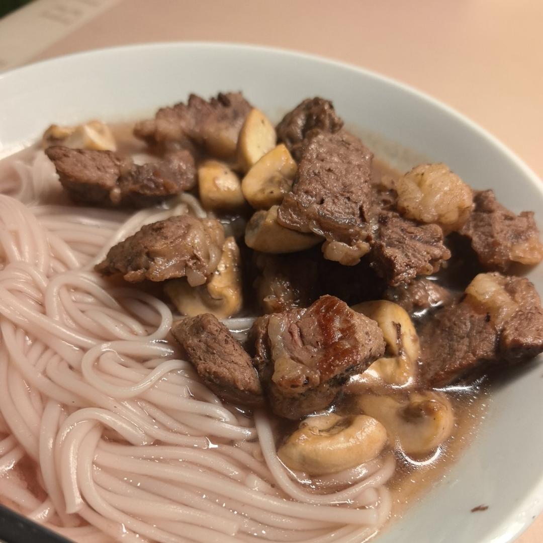 黑椒牛肉粒炒口蘑