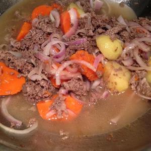 肥牛片炖土豆的做法 步骤4
