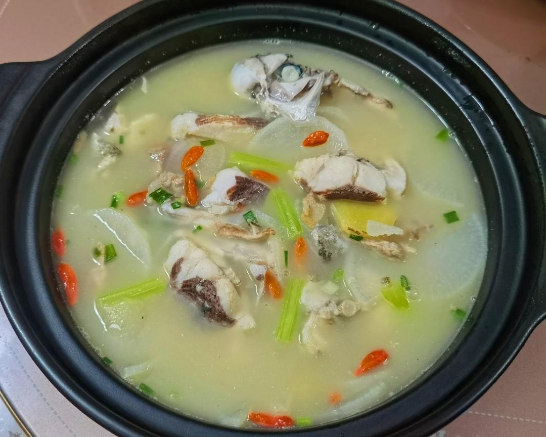 乌头鱼芹菜罗卜汤
