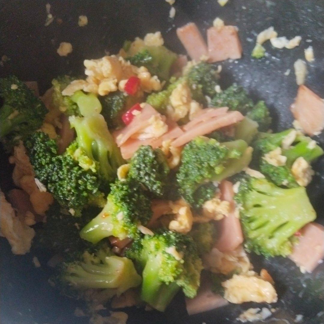 大人小孩都爱吃的西兰花炒蛋
