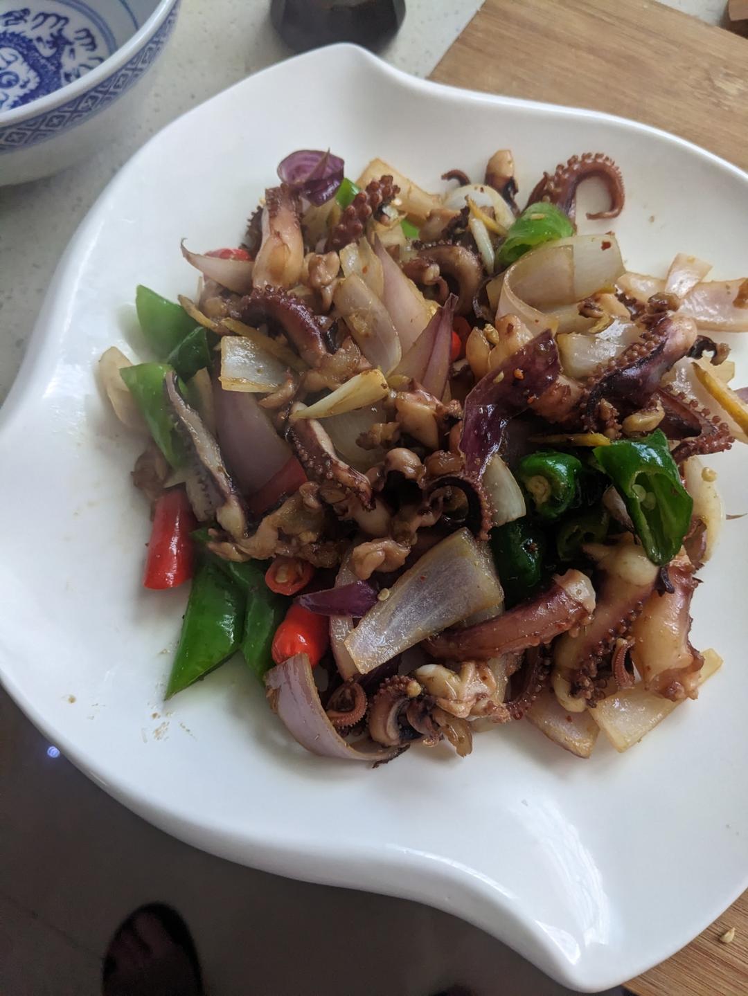 爆炒鱿鱼须，加上这一步，可以与铁板鱿鱼媲美