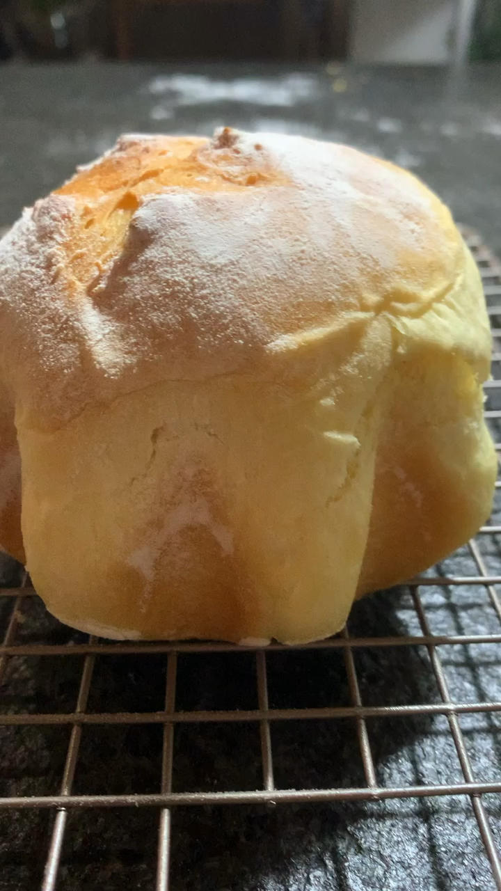 松软可口的红豆沙面包卷