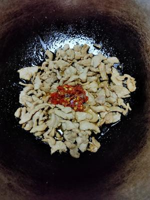 剁椒儿菜炒肉——脆辣可口的做法 步骤4