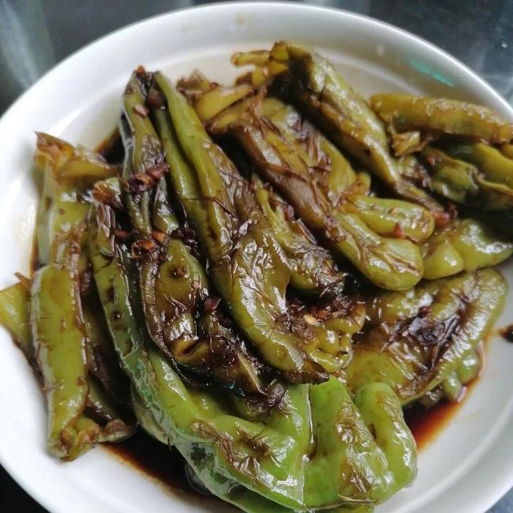 厨师长教你：“虎皮青椒”的家常做法，不放油柴火慢煎，很开胃