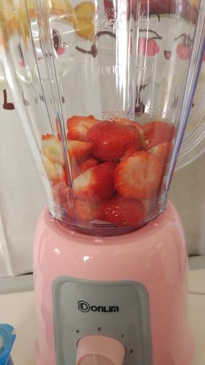 草莓奶昔#东凌 DL-1009水果料理机试用食谱#的做法 步骤2