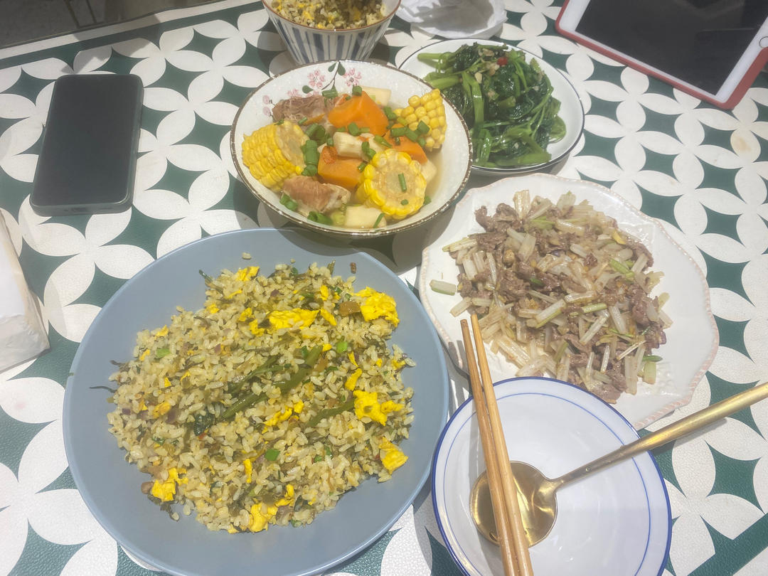 好吃到邻居敲门蹭饭的芹菜炒牛肉！
