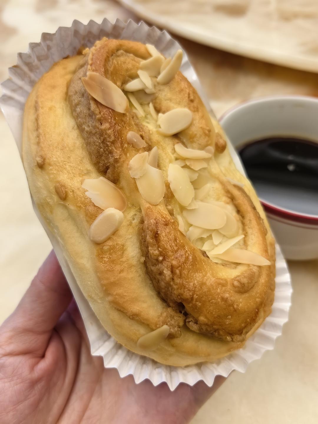 酥的掉渣面包店的经典产品-花生杏仁面包