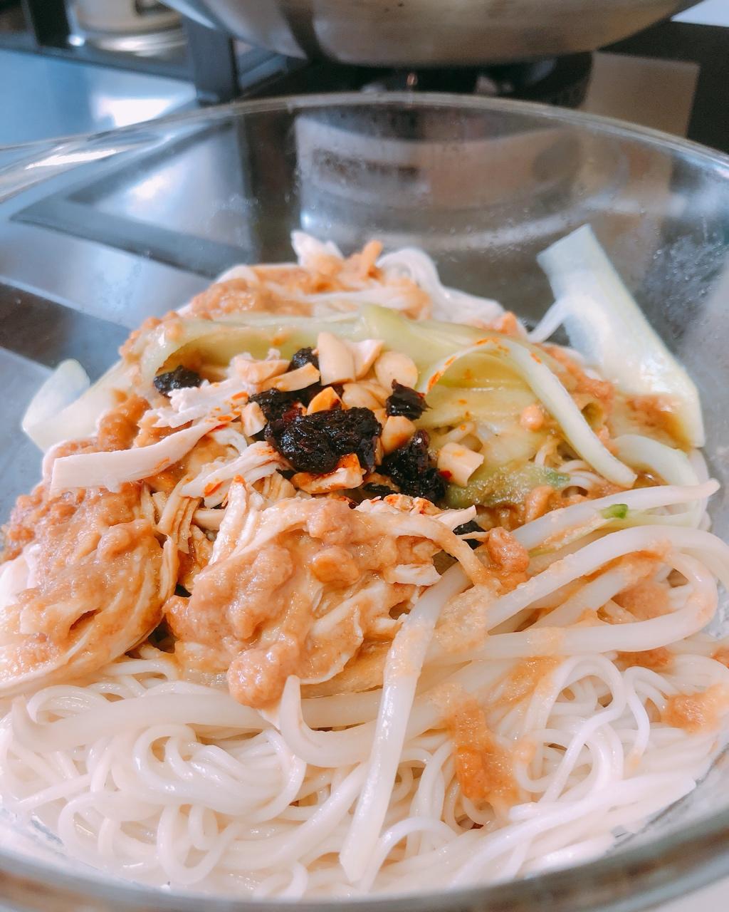 【鸡丝凉面】