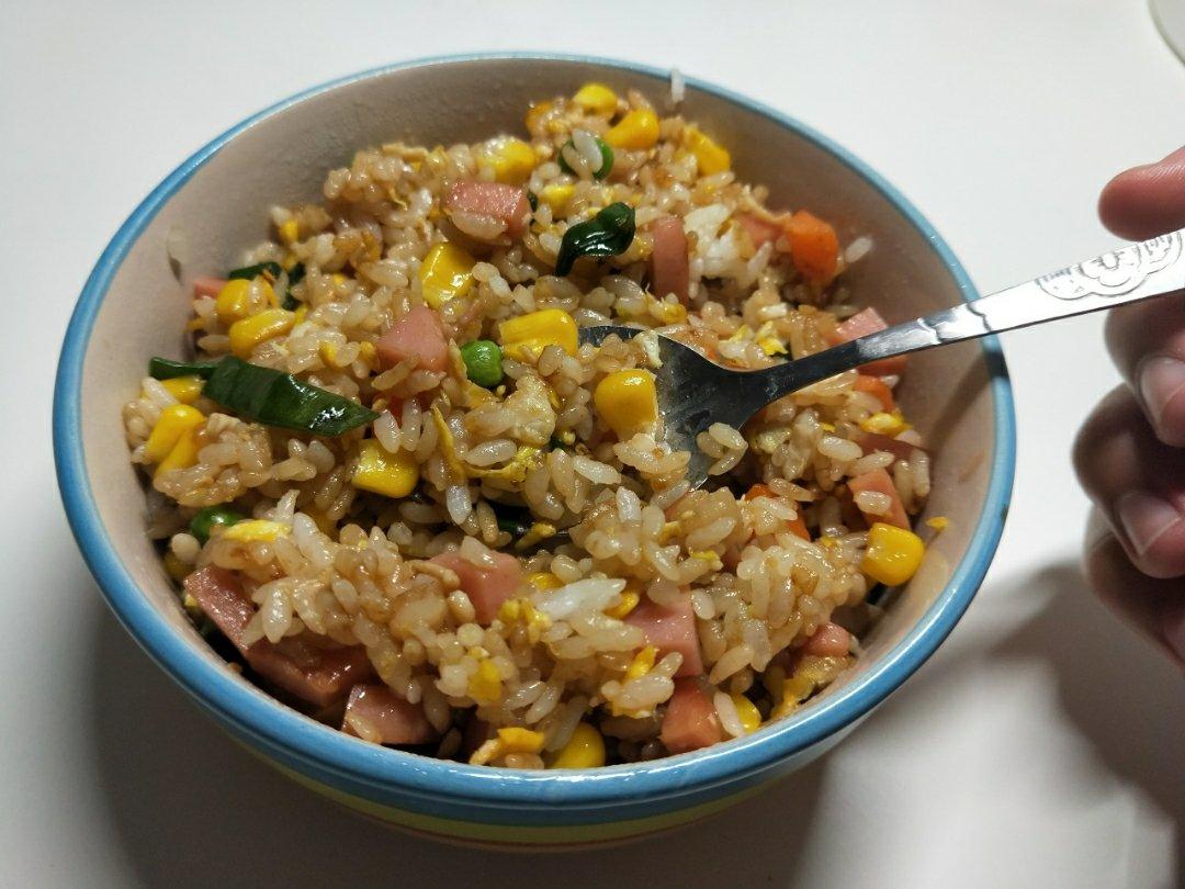 玉米胡萝卜火腿鸡蛋炒饭