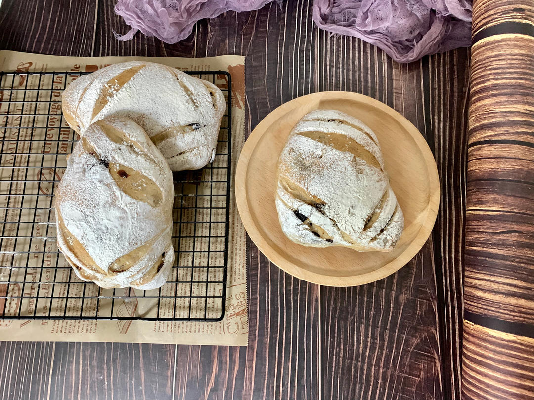 香气四溢松软的红糖桂圆核桃面包