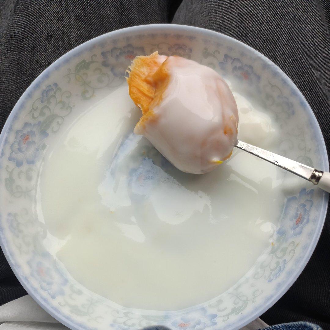 冻芒果裹上酸奶的做法太绝了吧，秒变冰淇淋沙沙的口感，好吃哭了都😭