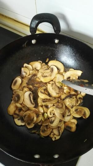 炒圆蘑菇的做法 步骤6