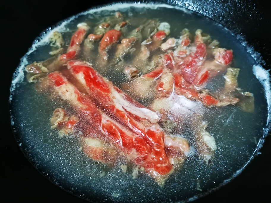 酸汤肥牛金针菇，开胃祛寒的做法 步骤4