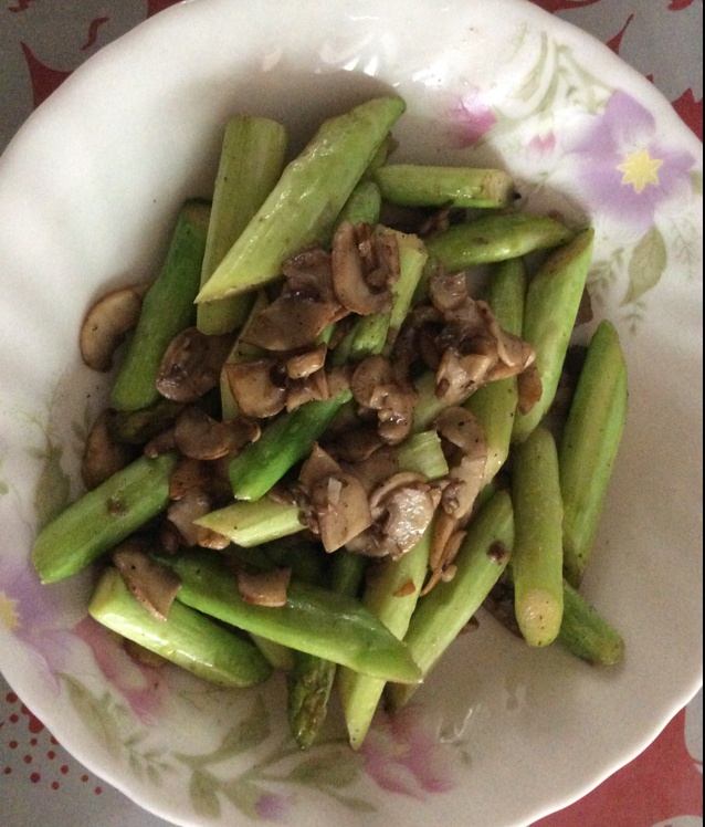 芦笋炒蘑菇