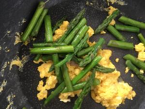 健康低卡家常菜—芦笋炒蛋的做法 步骤4