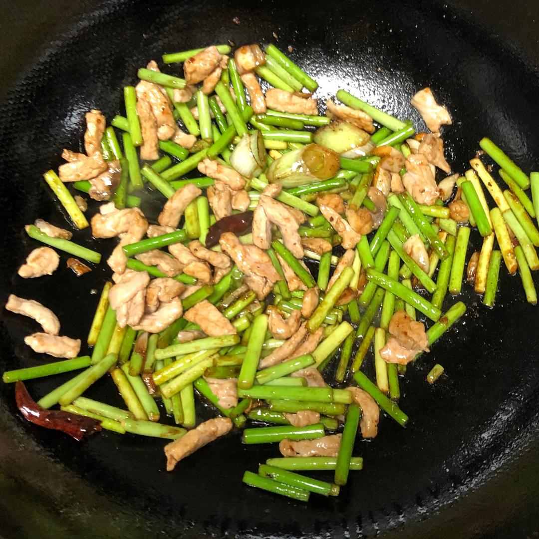 蒜苔炒肉的做法