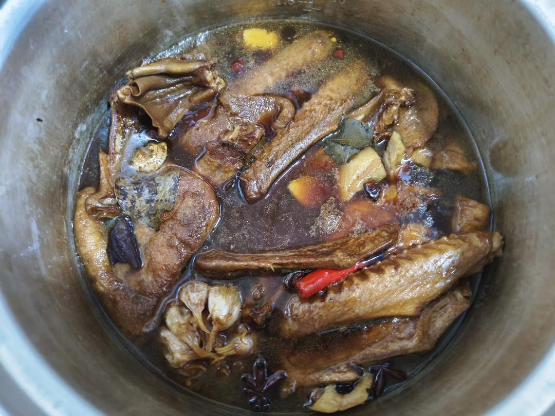 卤鸭翅卤鸭掌卤鸡爪，卤天卤地卤前任，这个配料真的绝了