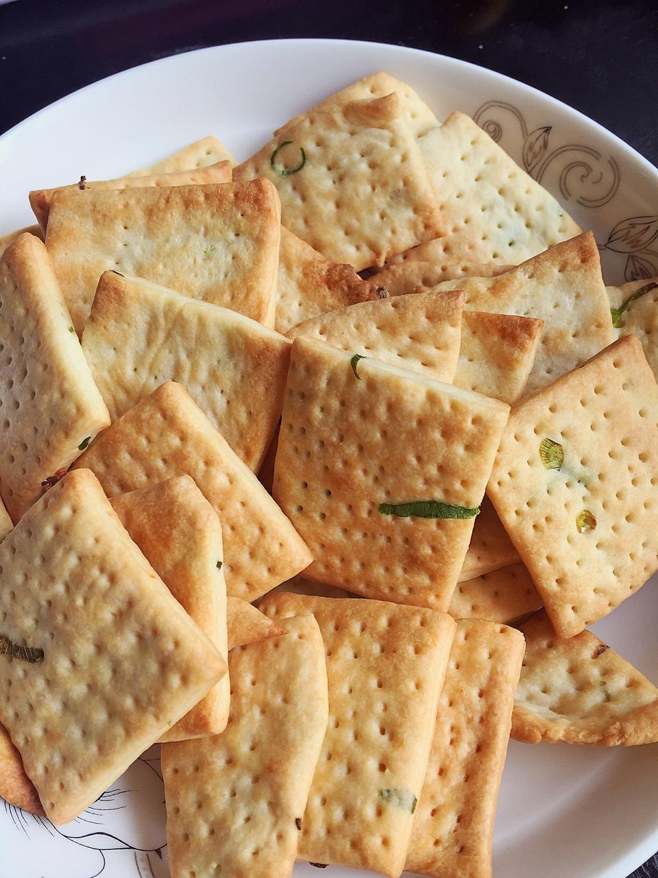 零经验也不怕：葱香苏打饼，据说好吃到六亲不认