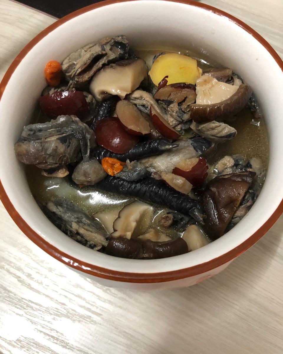 张子房嘤做的当归黄芪红枣炖乌鸡汤