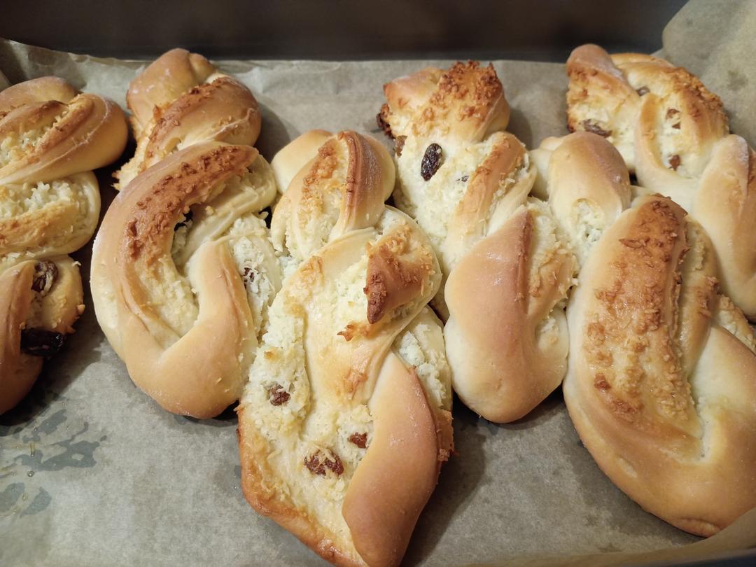 这面包也太香了，新手也能轻松做出来的椰蓉提子卷！