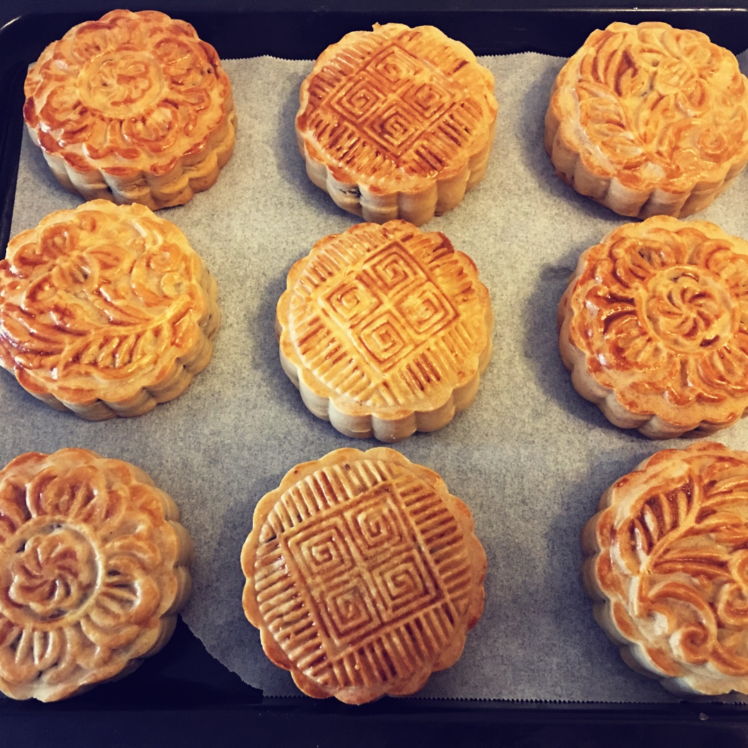 广式蛋黄莲蓉月饼